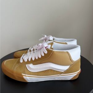 Vans Low-Top – Tan/White (Size 11)